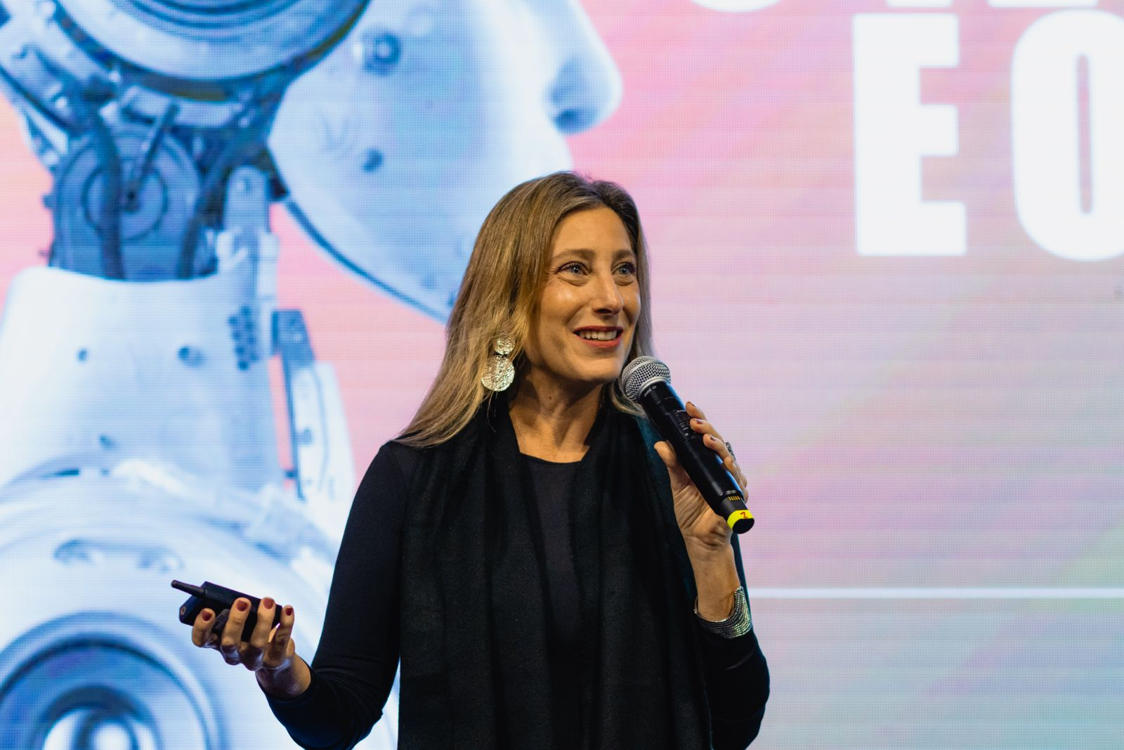 Sabina Deweik em palestra, vista de dentro da plateia